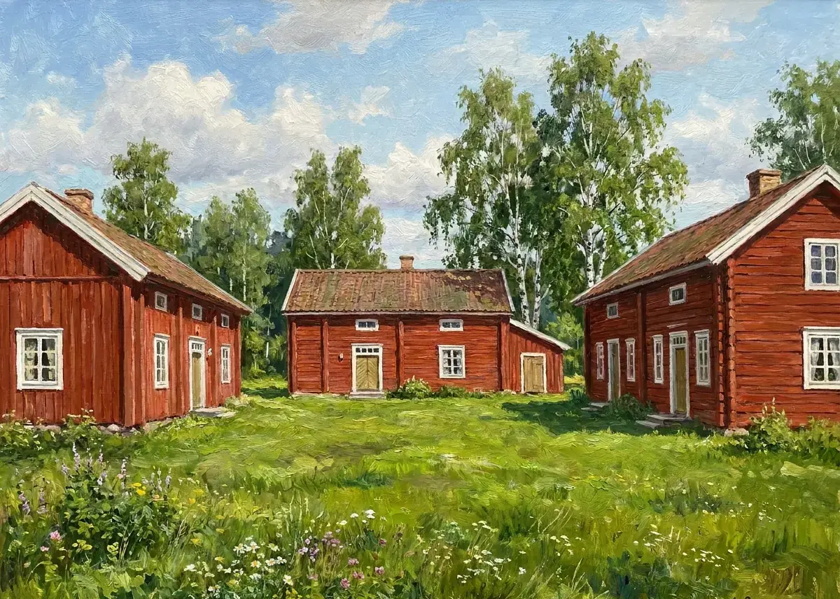 Tre faluröda gårdshus kring en grön gårdsplan med björkar